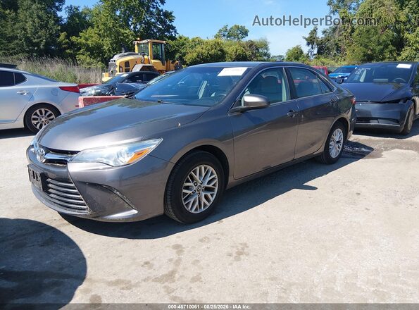 4T1BF1FK7HU377477 2017 TOYOTA CAMRY Gray Przód lewy