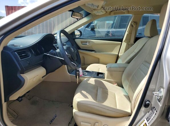 4T1BF1FK7HU704086 2017 TOYOTA CAMRY Желто-коричневый Вид салона спереди