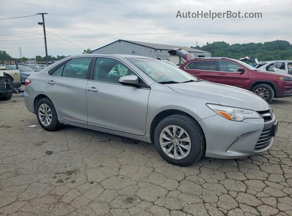 4T1BF1FK8HU715517 2017 TOYOTA CAMRY Silver Передня права чверть