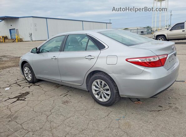 4T1BF1FK8HU715517 2017 TOYOTA CAMRY Silver Задня ліва чверть