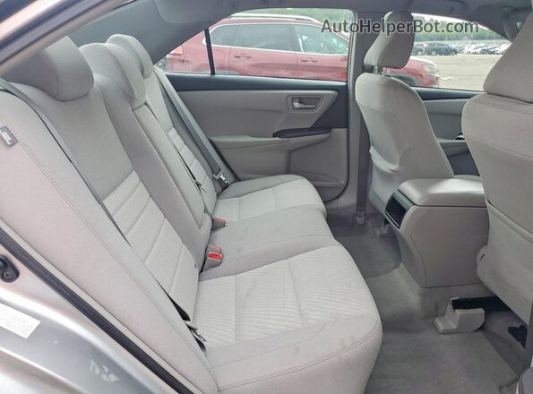 4T1BF1FK8HU715517 2017 TOYOTA CAMRY Silver Вид задніх сидінь