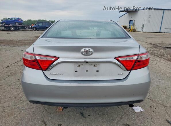 4T1BF1FK8HU715517 2017 TOYOTA CAMRY Silver Вид ззаду