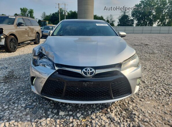 4T1BF1FK9GU603856 2016 TOYOTA CAMRY Серебряный Вид спереди