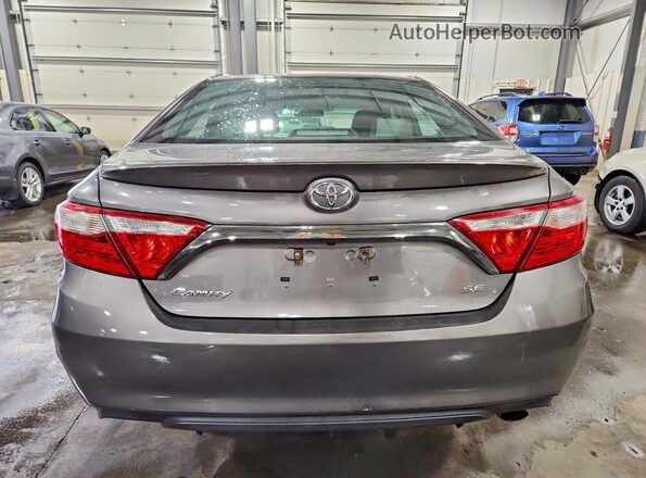 4T1BF1FKXGU581933 2016 TOYOTA CAMRY Gray უკანა ხედი