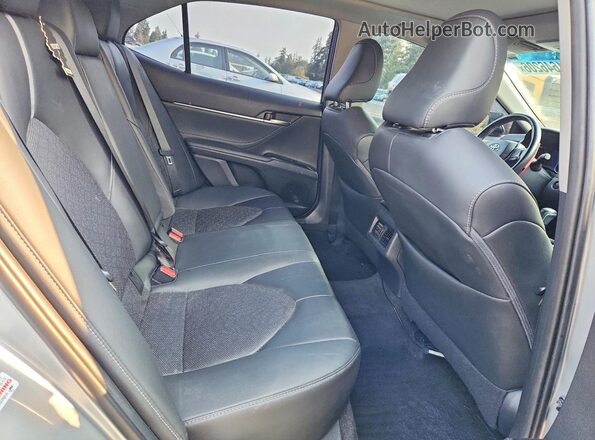 4T1BZ1HK2JU010240 2018 TOYOTA CAMRY Silver Вид задніх сидінь