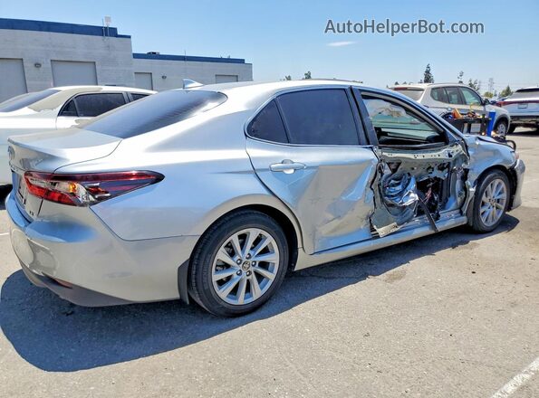 4T1C11AK7NU006342 2022 TOYOTA CAMRY Silver Trasero derecho