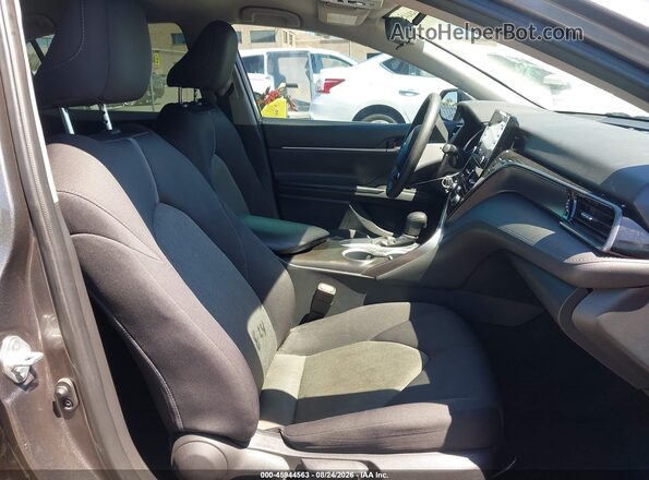 4T1C11AKXMU436770 2021 TOYOTA CAMRY Серый Вид салона спереди