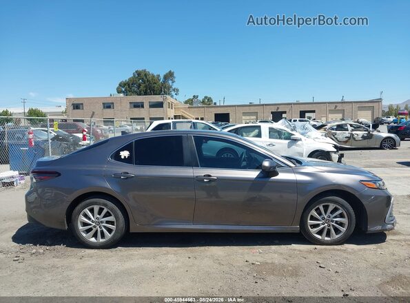 4T1C11AKXMU436770 2021 TOYOTA CAMRY Серый Вид задней части салона