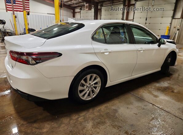 4T1C11BKXMU032284 2021 TOYOTA CAMRY White Հետևի աջ