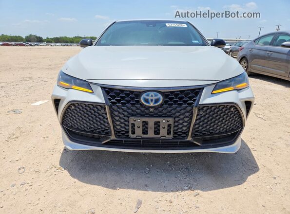 4T1DA1AB7NU012601 2022 TOYOTA AVALON Silver Widok z przodu