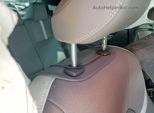 4T1DAACK3SU643189 2025 TOYOTA CAMRY White Widok tylnych siedzeń
