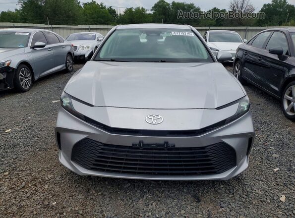 4T1DAACK5SU556586 2025 TOYOTA CAMRY Silver Widok z przodu