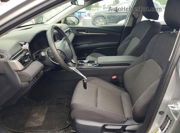 4T1DAACK5SU556586 2025 TOYOTA CAMRY Silver Widok wnętrza z przodu
