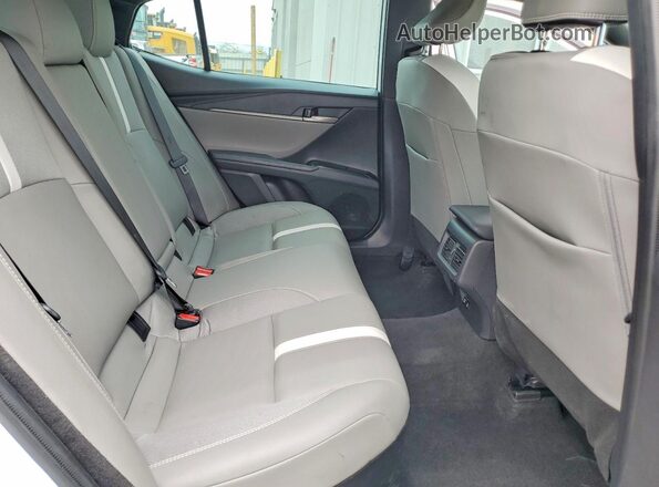 4T1DAACK6SU602653 2025 TOYOTA CAMRY White Vista de los asientos traseros