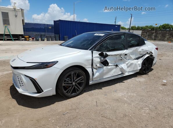 4T1DAACK7SU010646 2025 TOYOTA CAMRY White Widok naklejki z numerem VIN