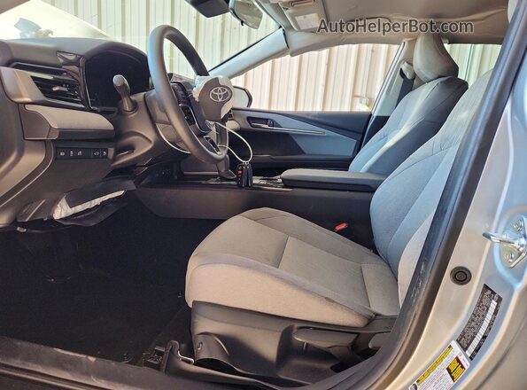 4T1DAACK8SU154853 2025 TOYOTA CAMRY Серебряный Вид салона спереди
