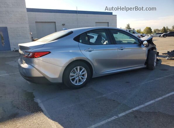 4T1DAACK8SU561619 2025 TOYOTA CAMRY Серебряный Задняя правая четверть