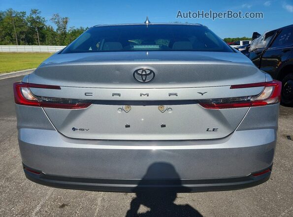4T1DAACK9SU069813 2025 TOYOTA CAMRY Silver Widok z tyłu