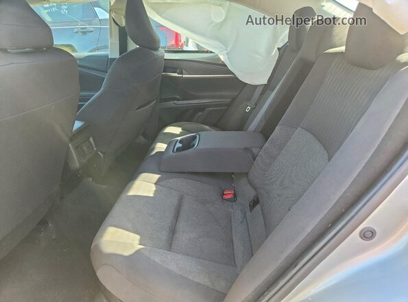 4T1DAACK9SU069813 2025 TOYOTA CAMRY Silver Widok tylnych siedzeń