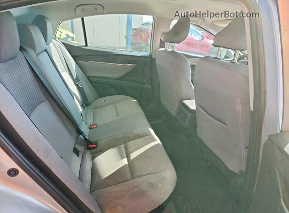4T1DAACKXSU070484 2025 TOYOTA CAMRY Silver Widok tylnych siedzeń