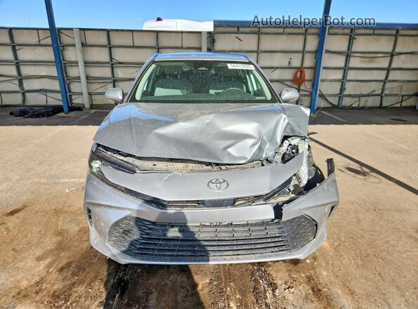 4T1DAACKXSU070484 2025 TOYOTA CAMRY Silver Widok z przodu
