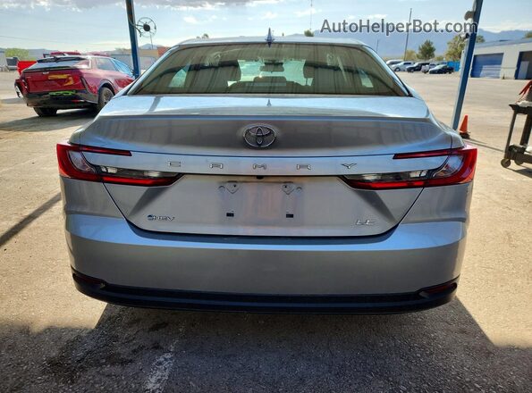 4T1DAACKXSU070484 2025 TOYOTA CAMRY Silver Widok z tyłu
