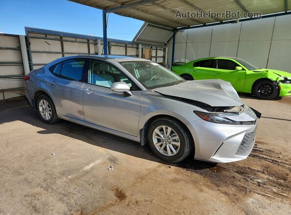 4T1DAACKXSU070484 2025 TOYOTA CAMRY Silver Przód prawy