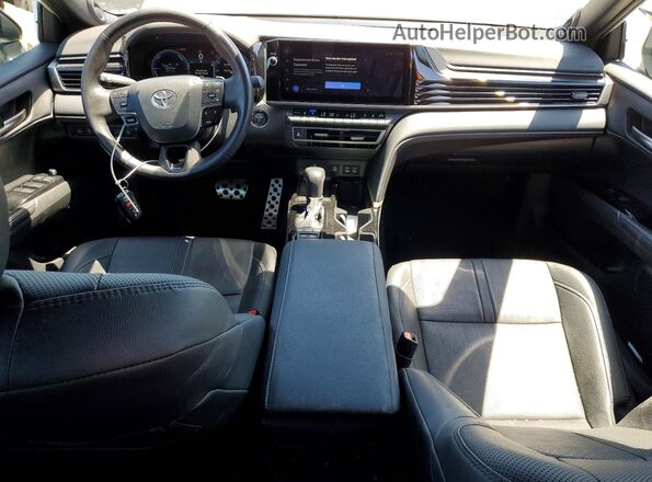 4T1DAACKXSU144194 2025 TOYOTA CAMRY Two Tone Widok deski rozdzielczej