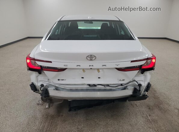 4T1DAACKXTU702837 2026 TOYOTA CAMRY White Widok naklejki z numerem VIN