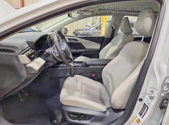 4T1DBADK0SU531641 2025 TOYOTA CAMRY Белый Вид салона спереди