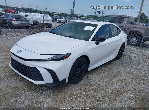 4T1DBADK3SU001678 2025 TOYOTA CAMRY White წინა მარცხენა ხედი სამი მეოთხედიდან