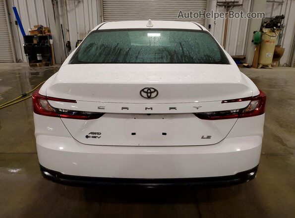 4T1DBADK8SU015026 2025 TOYOTA CAMRY White Հետևի տեսք