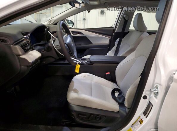 4T1DBADKXTU560078 2026 TOYOTA CAMRY White წინა სალონის ხედი
