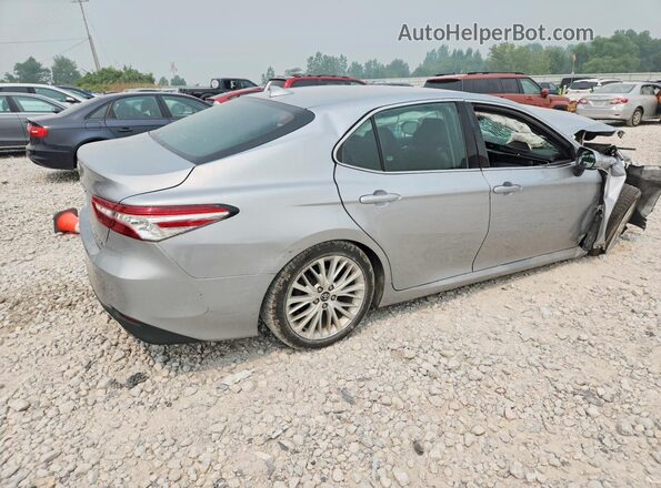 4T1F11AK4LU905038 2020 TOYOTA CAMRY Серебряный Задняя правая четверть