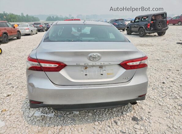 4T1F11AK4LU905038 2020 TOYOTA CAMRY Серебряный Вид сзади