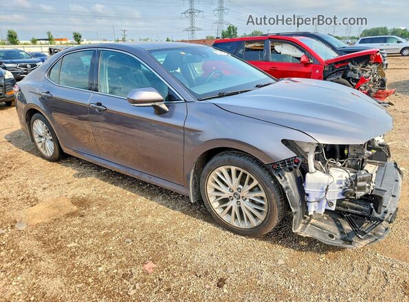 4T1F11AK8LU883304 2020 TOYOTA CAMRY Gray Delantero derecho