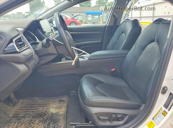 4T1F11AKXMU611564 2021 TOYOTA CAMRY White წინა სალონის ხედი