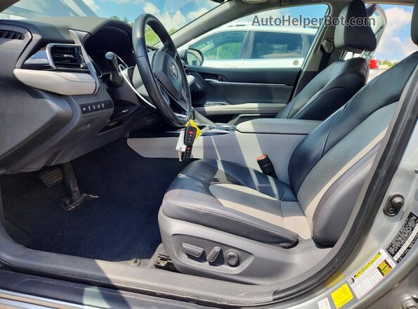 4T1F31AK7LU019404 2020 TOYOTA CAMRY Silver Vista interior delantera