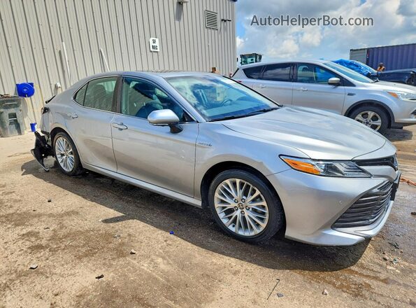 4T1F31AK7LU019404 2020 TOYOTA CAMRY Silver Delantero derecho