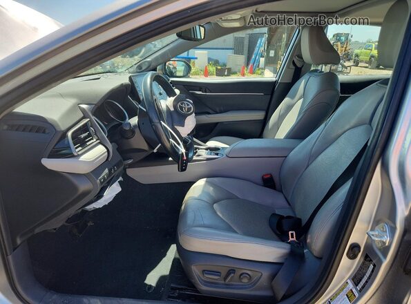 4T1F31AKXMU559329 2021 TOYOTA CAMRY Silver Widok wnętrza z przodu