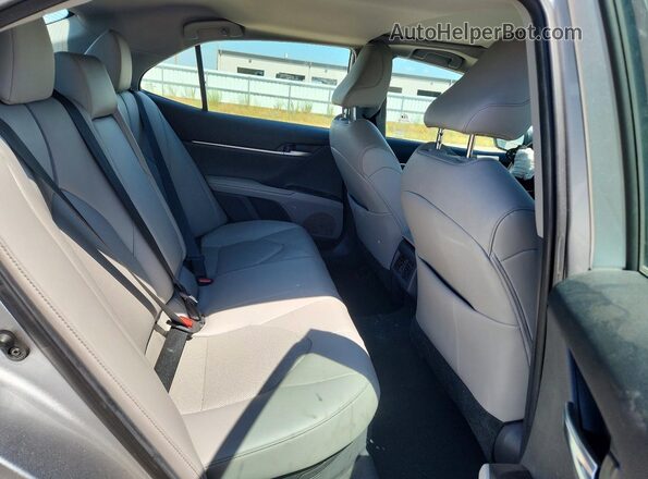 4T1F31AKXMU559329 2021 TOYOTA CAMRY Silver Widok tylnych siedzeń
