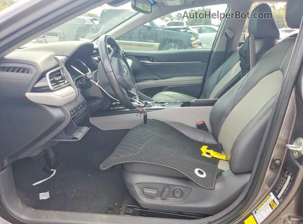 4T1FZ1AK8LU044200 2020 TOYOTA CAMRY Серый Вид салона спереди
