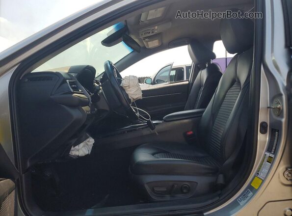4T1G11AK1LU922366 2020 TOYOTA CAMRY Silver Front interior view