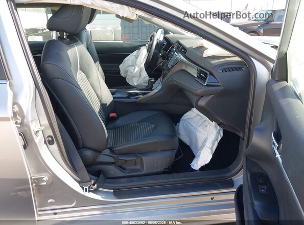 4T1G11AK4LU864477 2020 TOYOTA CAMRY Серебряный Вид салона спереди