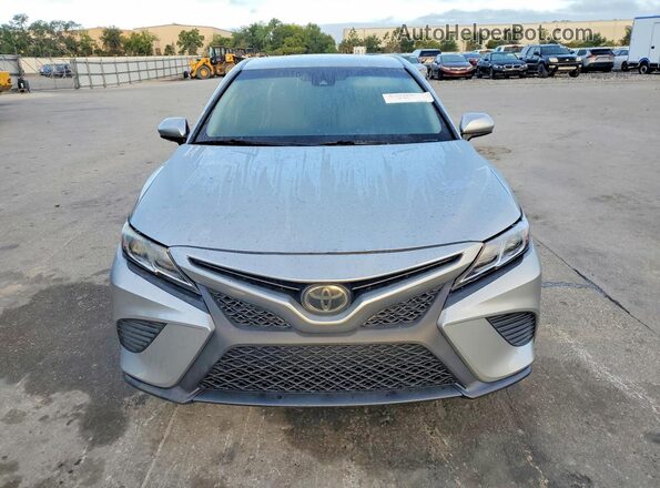 4T1G11AK4LU956737 2020 TOYOTA CAMRY Серебряный Вид спереди