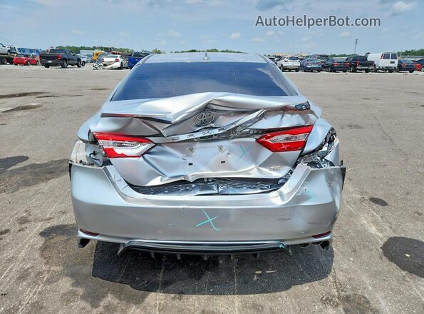 4T1G11AK8LU897059 2020 TOYOTA CAMRY Серебряный Вид сзади