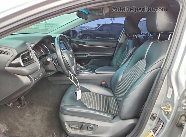 4T1G11AK8LU897059 2020 TOYOTA CAMRY Серебряный Вид салона спереди