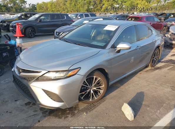 4T1G11AK8LU972407 2020 TOYOTA CAMRY Silver Առջևի ձախ երեք քառորդ տեսարան