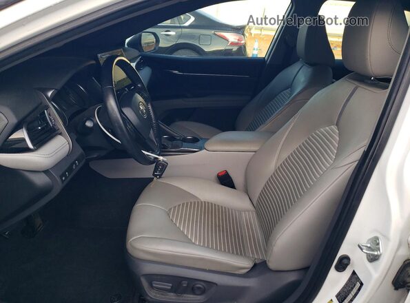 4T1G11AKXMU527216 2021 TOYOTA CAMRY White წინა სალონის ხედი