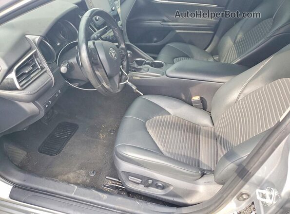4T1G11AKXMU608717 2021 TOYOTA CAMRY Серебряный Вид салона спереди